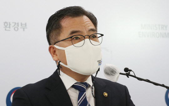 홍정기 환경부 차관이 1일 오전 세종시 정부세종청사에서 2021년 환경부 업무계획 주요 내용을 발표하고 있다. 연합뉴스